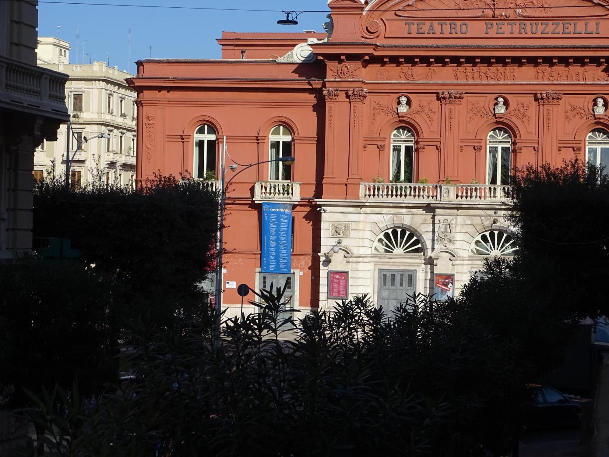 Al Teatro Rooms Bari Exteriör bild